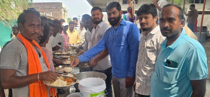 మండపాల వద్ద కొనసాగుతున్న అన్నదానాలు
