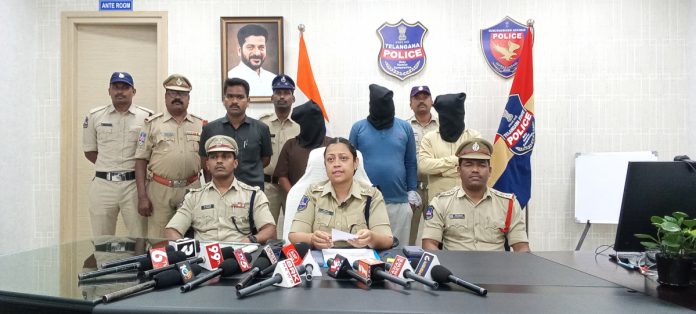 వృద్ధురాలి హత్య కేసు చేదించిన పోలీసులు Police crack murder case of elderly woman
