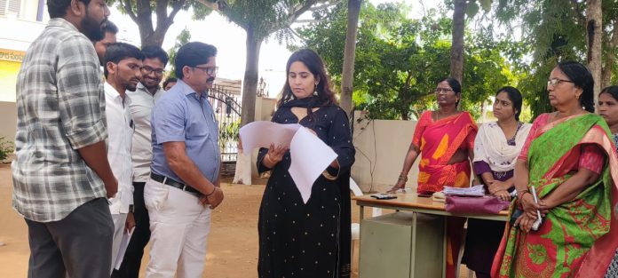 ఉప్పునుంతలలో సబ్కలెక్టర్ సలోని ఛాబ్రా పర్యటన