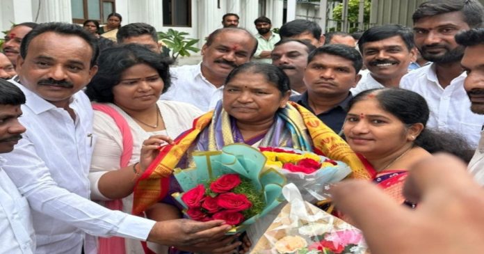 మంత్రి సీతక్కను కలిసిన పిరట్వానిపల్లి సర్పంచ్