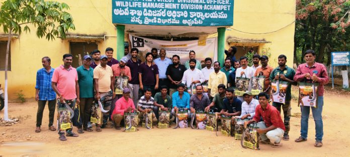 టైగర్ రిజర్వ్లో ఫ్రంట్లైన్ సిబ్బందికి రక్షణ సామగ్రి పంపిణీ