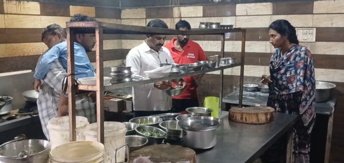 హోటళ్లను ఆకస్మిక తనిఖీ చేసిన ఫుడ్ ఇన్స్పెక్టర్