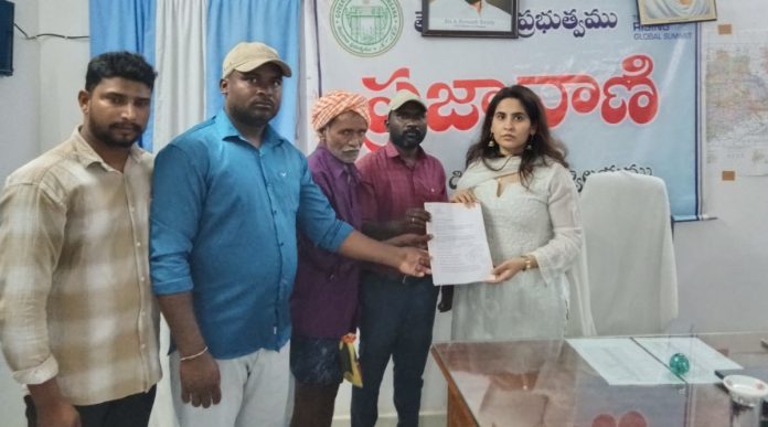 పాఠశాల నిర్మాణంలో భూములు కోల్పోయిన దళితులు