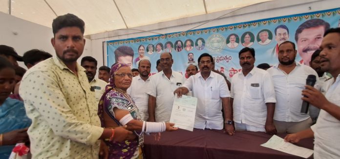 సీఎంఆర్ఎఫ్ చెక్కుల పంపిణీ
