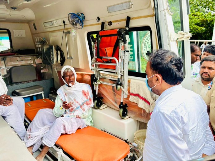 బస్సు ప్రమాద బాధితులను పరామర్శించిన ఎమ్మెల్యే