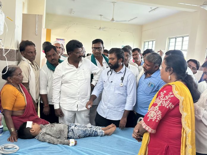 బస్సు ప్రమాద బాధితులను పరామర్శించిన మాజీ ఎమ్మెల్యే