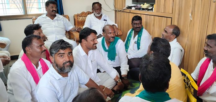 మాజీ సర్పంచ్ సుంకరి వెంకట్కు పరామర్శ