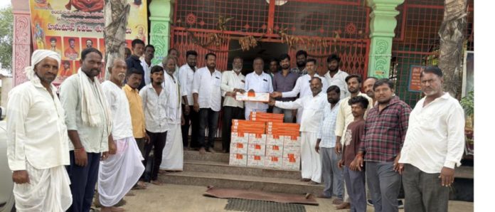 హనుమాన్ గుడికి ఫ్యాన్ల విరాళం