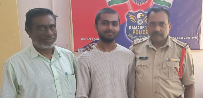 ఎంబీబీఎస్ సీటు సాధించిన విద్యార్థిని సన్మానించిన ఎస్సై