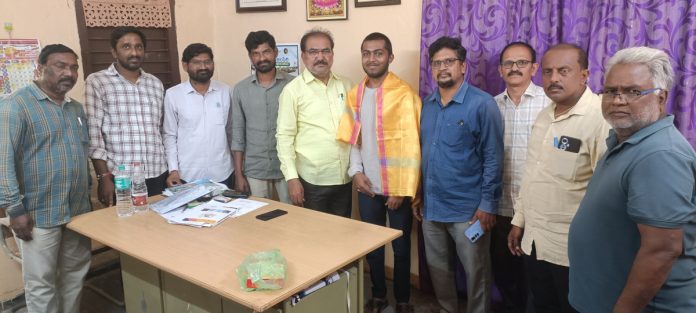 ఎంబీబీఎస్ సీటు సాధించిన విద్యార్థిని సన్మానించిన ఎంపీడీఓ