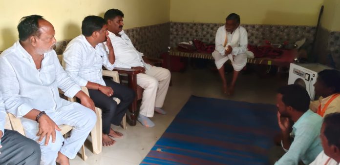 మాజీ సర్పంచ్ కుటుంబాన్ని పరామర్శించిన హన్మంత్ షిండే