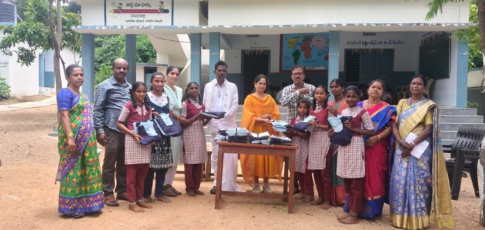 విద్యార్థులకు యూనిఫాంల పంపిణీ