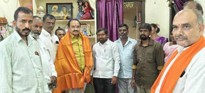 మృతుల కుటుంబాలకు ప్రజాట్రస్ట్ ఆర్థిక సాయం