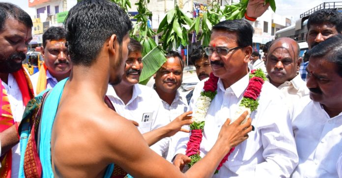 విఘ్నేశ్వరుడిని దర్శించుకున్న మాజీ మంత్రి