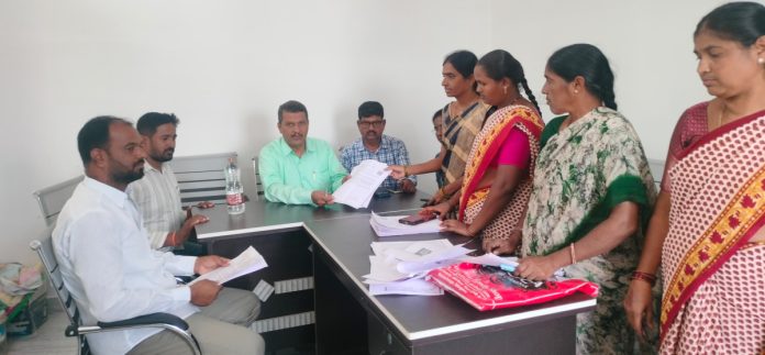 ఎస్ఐఆర్ ఇంటింటి సర్వేను పరిశీలించిన ఎంపీడీఓ
