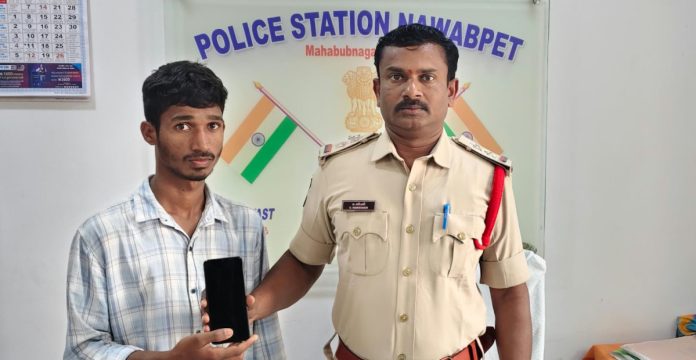 సీఈఐఆర్ ద్వారా బాధితుని ఫోన్ అప్పగింత Victim's phone handed over through CEIR