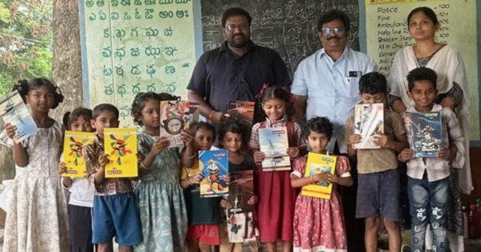 విద్యార్థులకు ‘రావు’ ట్రస్ట్ బుక్స్, బ్యాగ్స్ వితరణ
