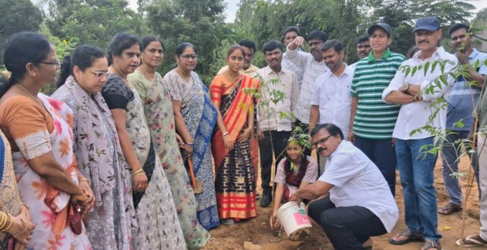 'Ek Pede Maa Ke Naam' celebrated in ZPHS school