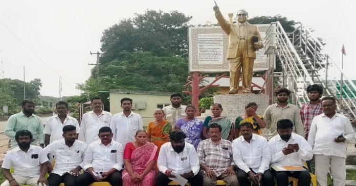 వినీత్ది హత్యేనంటూ అంబేద్కర్ విగ్రహం ముందు ఎమ్మార్పీఎస్ నిరసన