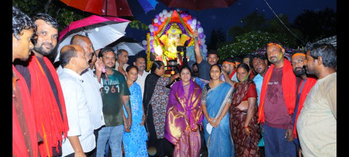 వర్షంలోనూ ఘనంగా ‘గణేష్’ నిమజ్జనాలు 'Ganesh' immersions are held grandly even in the rain