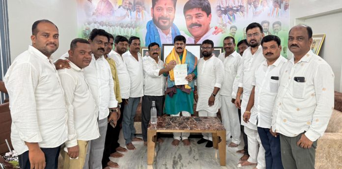సీఎంఆర్ఎఫ్ చెక్కుల పంపిణీ Distribution of CMRF cheques