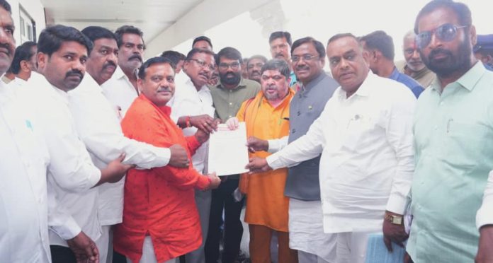 మంత్రుల హామీలో స్పష్టత లేదు