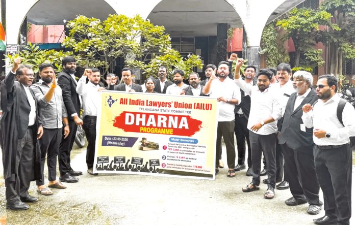 రాష్ట్రవ్యాప్తంగా లాయర్ల ధర్నా