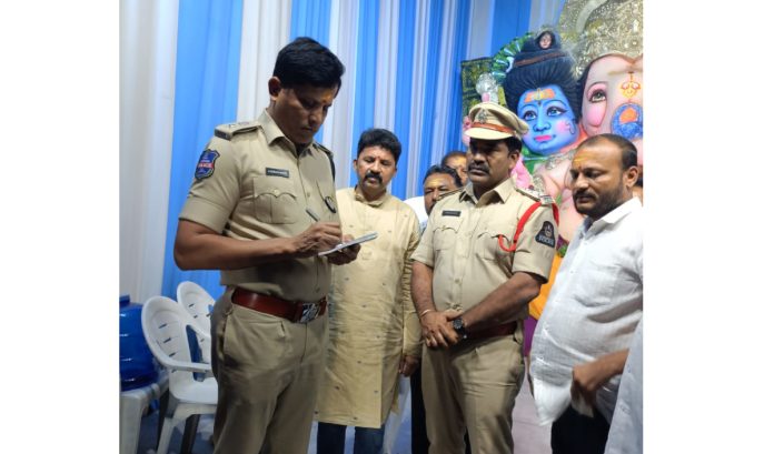 గణేష్ మండపాలను సందర్శించి డిసిపి రమణారెడ్డి.