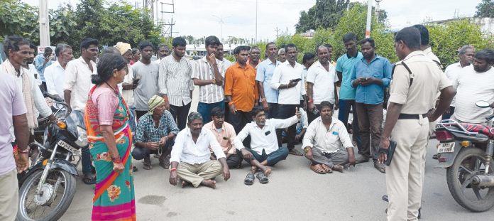 యూరియా కోసం రైతుల రాస్తారోకో