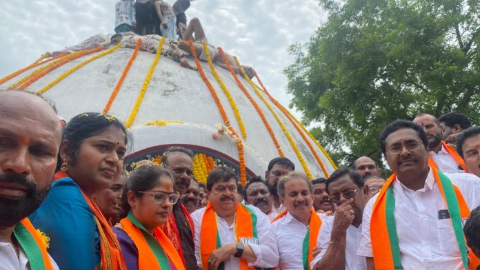 అమరవీరుల రక్తచరిత్రపై ఓటు బ్యాంకు ముసుగు..!