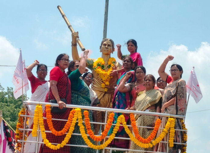 చరిత్రను పలకరించిన వీరవనితల స్ఫూర్తి యాత్ర