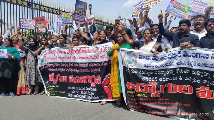 సచివాలయంలో ఉద్యోగులు ధర్నా