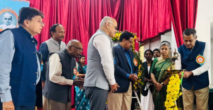 న్యాయ విద్యార్థులు సాంకేతిక నైపుణ్యాలతో రాణించాలి