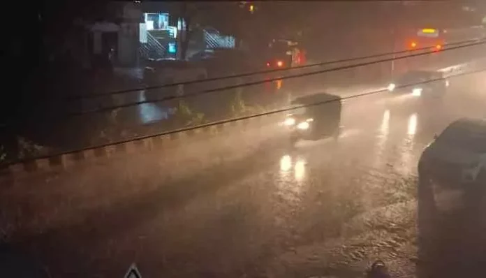 హైదరాబాద్లో అర్ధరాత్రి భారీ వర్షం