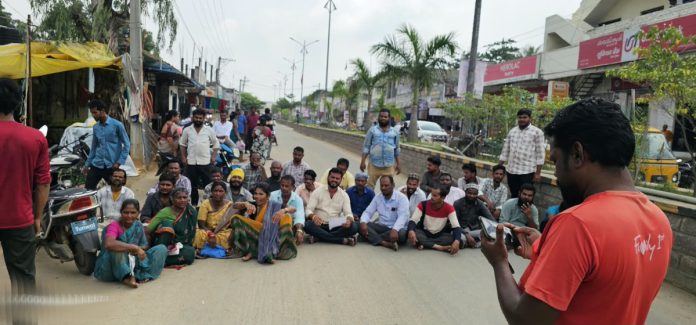 వర్షం పడితే మార్కేట్ అంతా బురదమయం