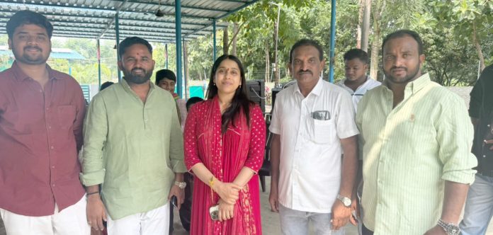 భీంగల్లో యాంకర్ రష్మీ సందడి
