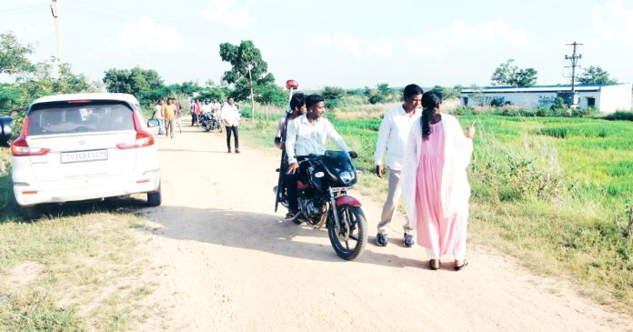 కేసీఆర్ ఫామ్ హౌస్ వద్ద ఉద్రిక్తత