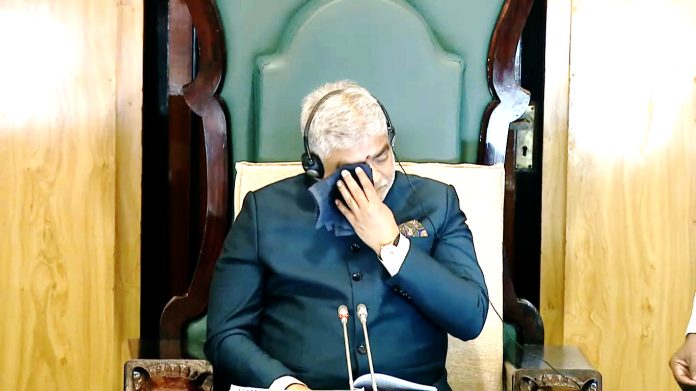 తొలి రోజే దుమారం
