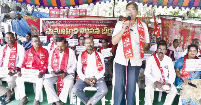 కార్మికుల ఆందోళనలపై నిర్బంధం ఆపాలి