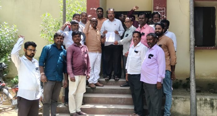 సీపీఎస్ను రద్దు చేసి ఓపీఎస్ను అమలు చేయాలని ఎంపీడీఓకు వినతి