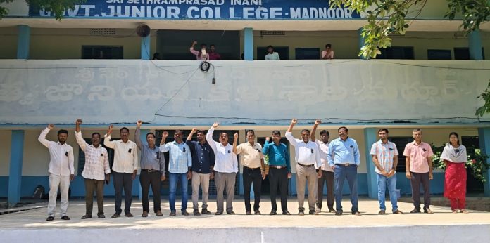 భోజన విరామంలో లెక్చరర్ల నిరసన