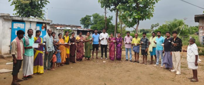 నల్లగుట్ట తండాలో రేషన్ స్మార్ట్ కార్డుల పంపిణీ