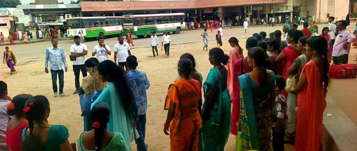 బస్టాండ్లో ప్రయాణికులకు పోలీసుల అవగాహన