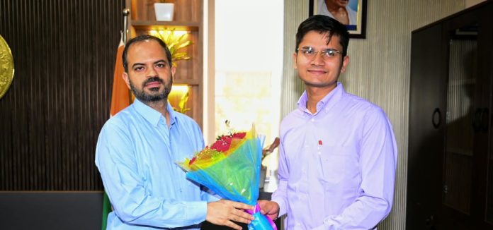 కలెక్టర్ ను మర్యాపూర్వకగా కలిసిన కాటారం సబ్ కలెక్టర్