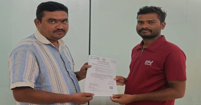 బాదిత కుటుంబానికి ఎల్ఓసి అందజేత