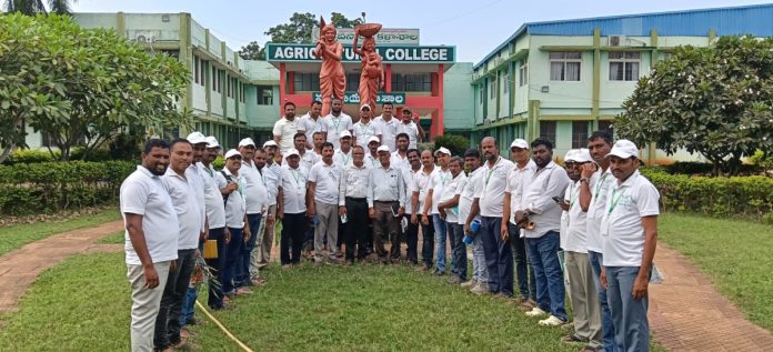 Students and dealers visited the agricultural college.
