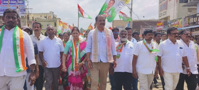 Congress attempts to burn an effigy of Tata Madhu.