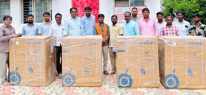 పోస్ట్ ఆఫీస్ లో వాషింగ్ మిషన్ల పంపిణీ