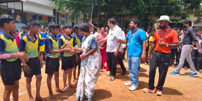 చదువుతోపాటు క్రీడల్లోనూ రాణించాలి