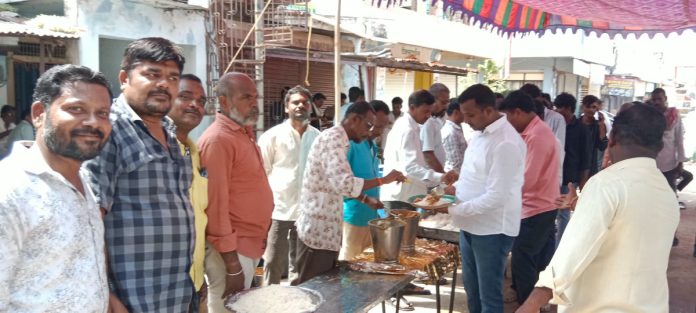 బాలాజీ జెండా వద్ద మహా అన్న ప్రసాదం